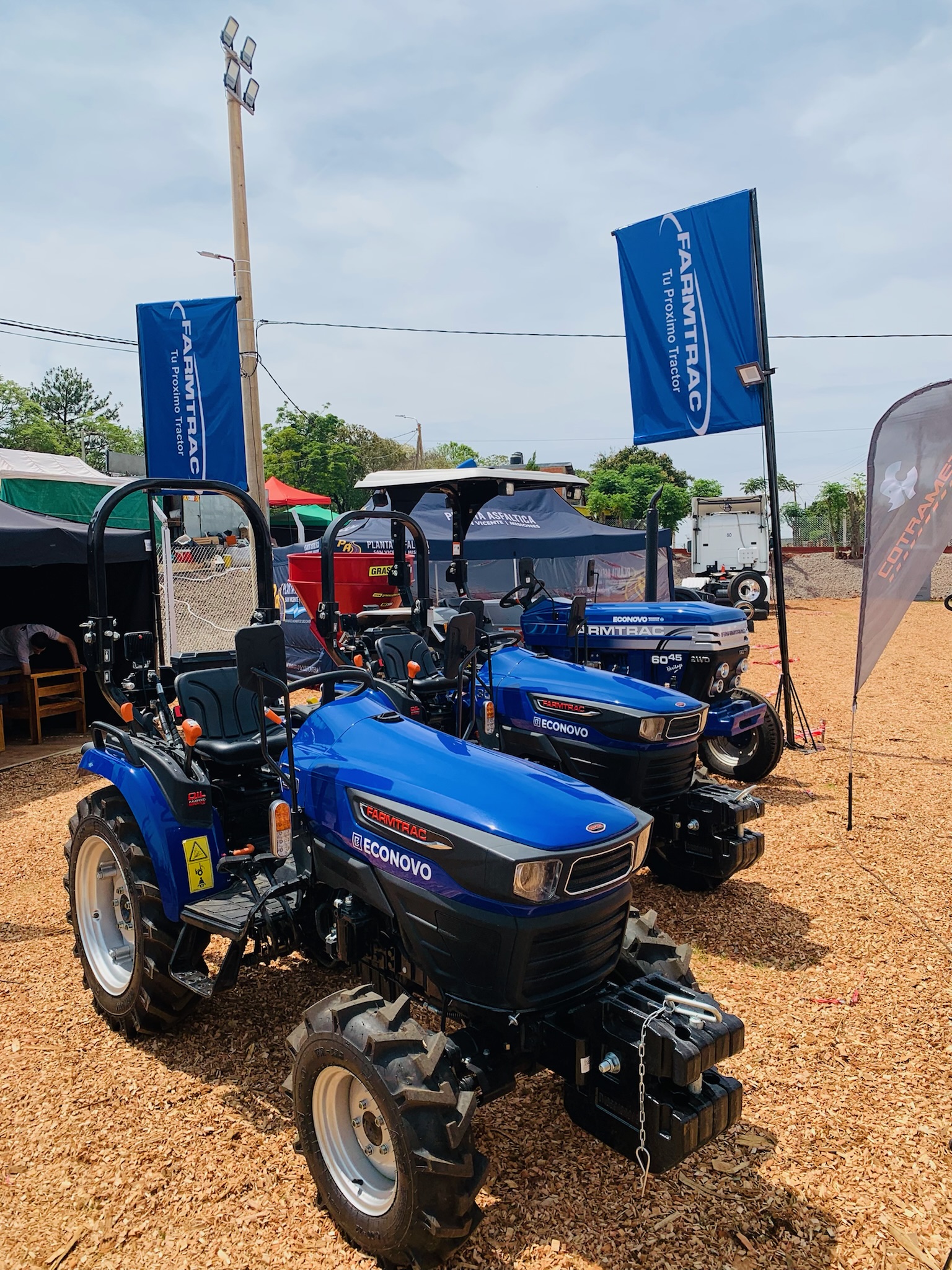 https://cotrametal.com.ar/Tractor